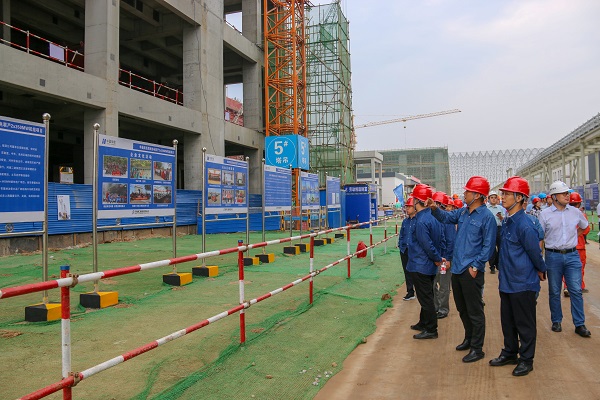 3  祝总仔细听取项目现场华体会手机网页版宣传介绍.jpg